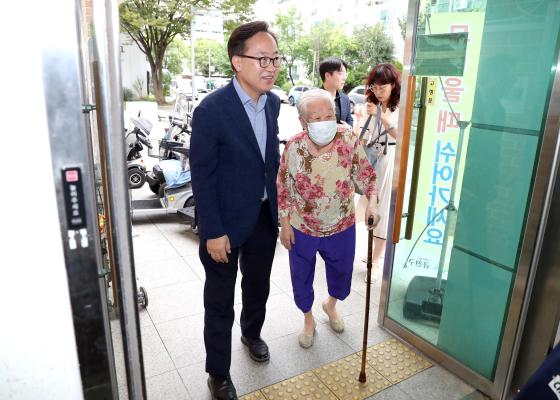 금천한내어르신복지센터 추석 특식 행사 의 사진5