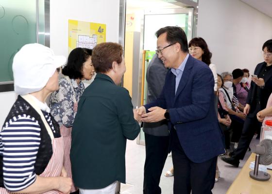 금천한내어르신복지센터 추석 특식 행사 의 사진9