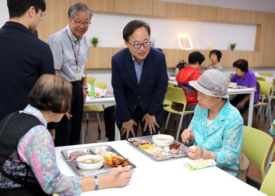 금천노인종합복지관 추석맞이 특식제공 행사 의 사진3