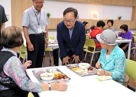 금천노인종합복지관 추석맞이 특식제공 행사 의 사진4
