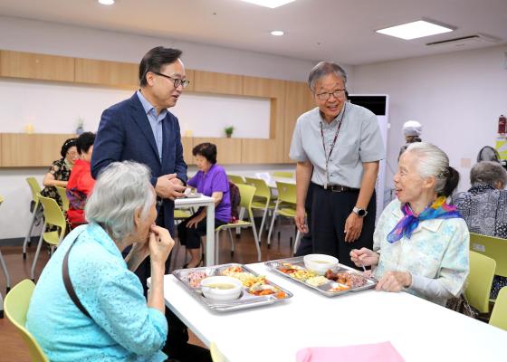 금천노인종합복지관 추석맞이 특식제공 행사 의 사진5