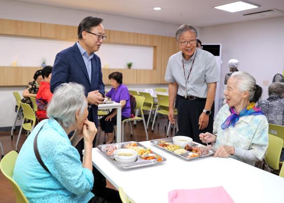 금천노인종합복지관 추석맞이 특식제공 행사 의 사진6