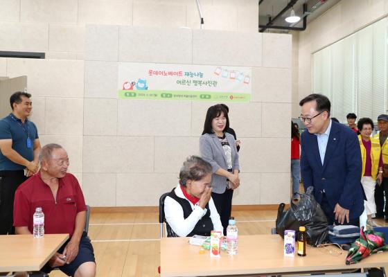 시흥3동 2024년 저소득 어르신 행복사진 촬영 의 사진8