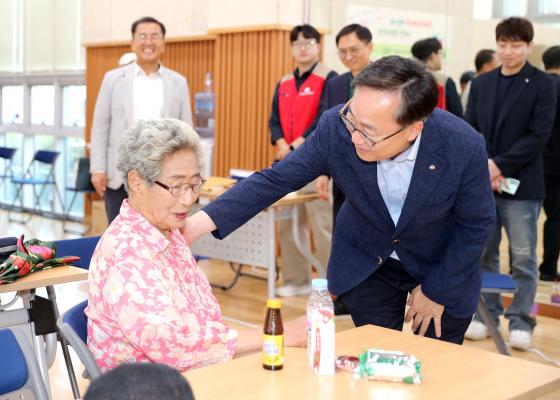 시흥3동 2024년 저소득 어르신 행복사진 촬영 의 사진9