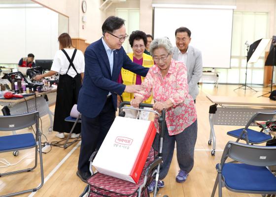 시흥3동 2024년 저소득 어르신 행복사진 촬영 의 사진12