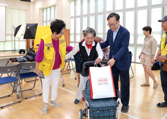 시흥3동 2024년 저소득 어르신 행복사진 촬영 의 사진15