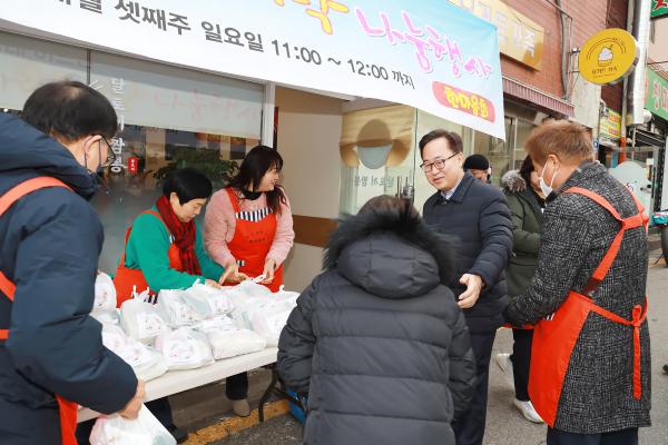 사랑나눔봉사단 한마음회 저소득 어르신 도시락 지원 행사 의 사진5