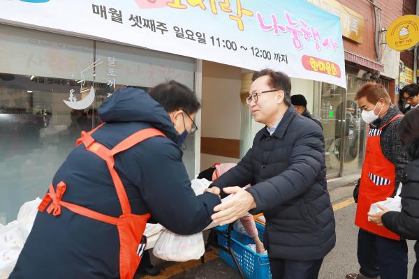 사랑나눔봉사단 한마음회 저소득 어르신 도시락 지원 행사 의 사진6
