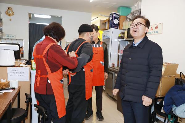 사랑나눔봉사단 한마음회 저소득 어르신 도시락 지원 행사 의 사진8