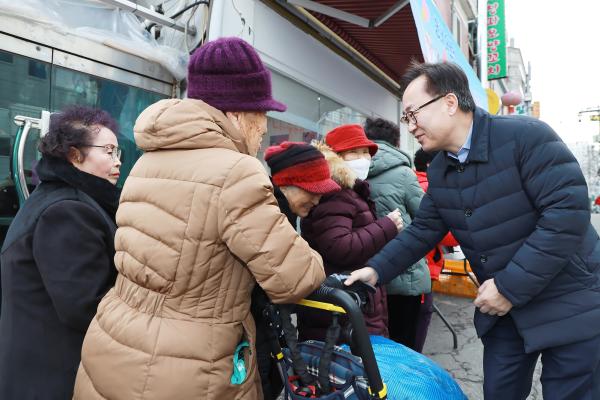 사랑나눔봉사단 한마음회 저소득 어르신 도시락 지원 행사 의 사진