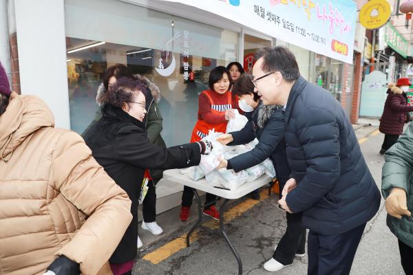 사랑나눔봉사단 한마음회 저소득 어르신 도시락 지원 행사 의 사진16