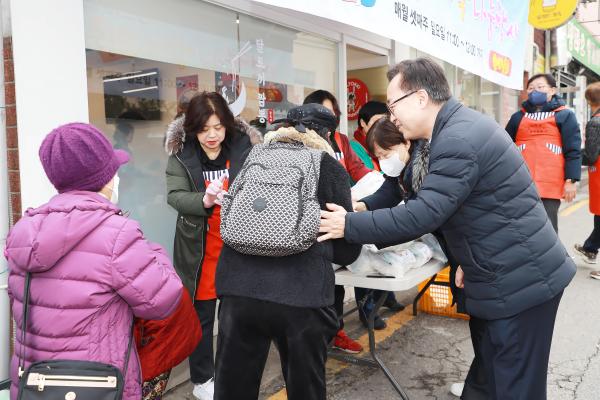 사랑나눔봉사단 한마음회 저소득 어르신 도시락 지원 행사 의 사진17