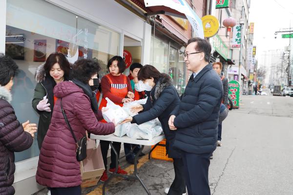 사랑나눔봉사단 한마음회 저소득 어르신 도시락 지원 행사 의 사진18