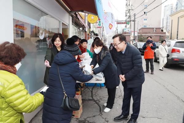 사랑나눔봉사단 한마음회 저소득 어르신 도시락 지원 행사 의 사진19