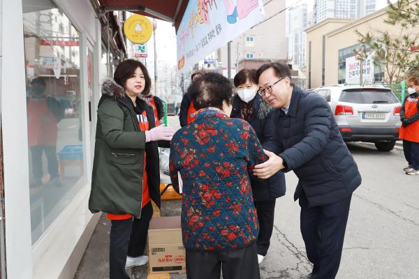 사랑나눔봉사단 한마음회 저소득 어르신 도시락 지원 행사 의 사진21
