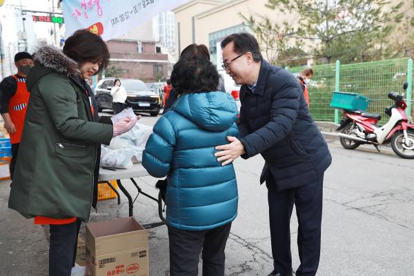 사랑나눔봉사단 한마음회 저소득 어르신 도시락 지원 행사 의 사진23