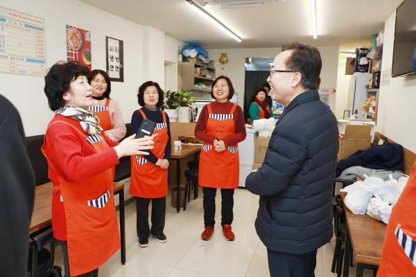 사랑나눔봉사단 한마음회 저소득 어르신 도시락 지원 행사 의 사진24