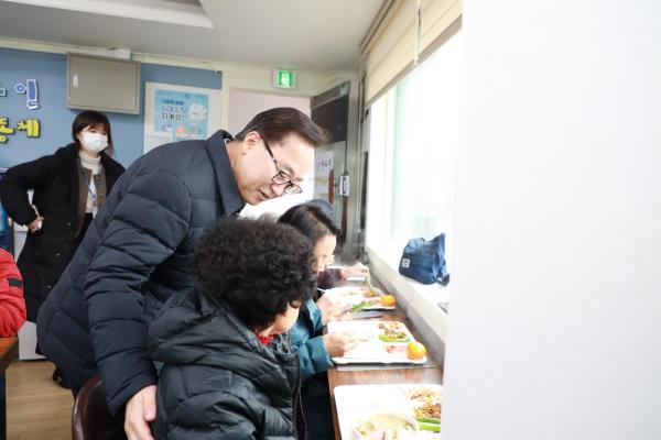 안수인밥퍼공동체 저소득 어르신 급식지원 현장 방문 의 사진