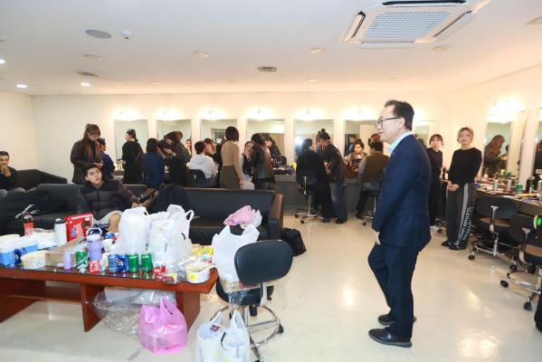 뮤지컬 영웅 출연진 격려 의 사진2