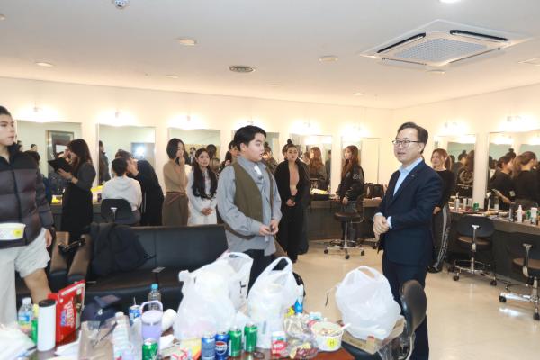 뮤지컬 영웅 출연진 격려 의 사진3