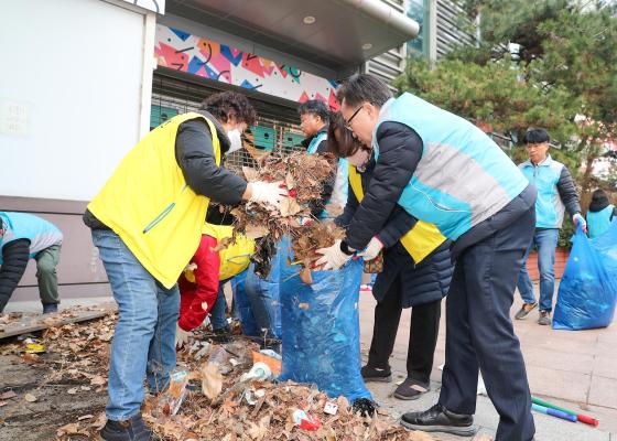 개청 30주년 주민과 함께하는 새봄맞이 대청소(가산동) 의 사진
