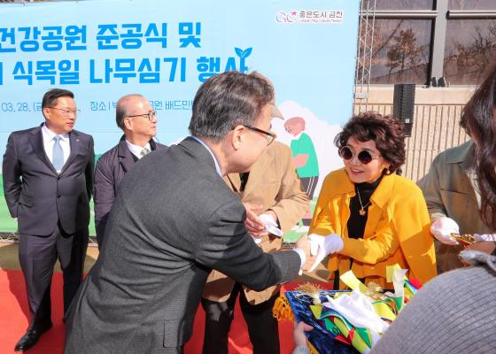 박미건강공원 준공식 및 제80회 식목일 나무심기 행사 의 사진40
