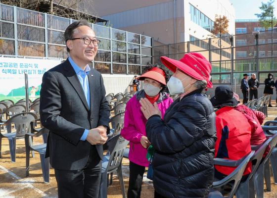 박미건강공원 준공식 및 제80회 식목일 나무심기 행사 의 사진42