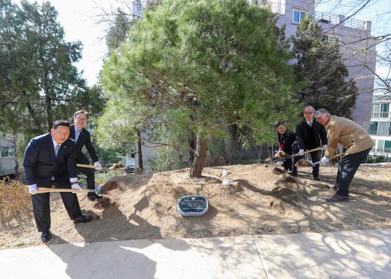 박미건강공원 준공식 및 제80회 식목일 나무심기 행사 의 사진46
