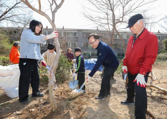 박미건강공원 준공식 및 제80회 식목일 나무심기 행사 의 사진56