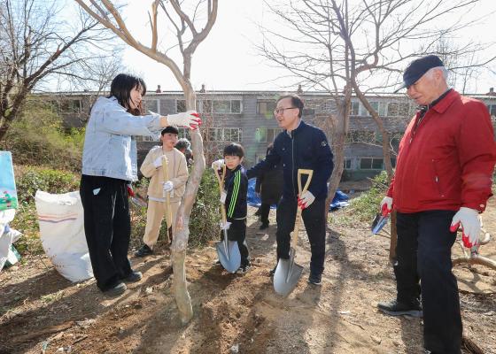 박미건강공원 준공식 및 제80회 식목일 나무심기 행사 의 사진57
