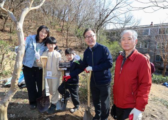 박미건강공원 준공식 및 제80회 식목일 나무심기 행사 의 사진58