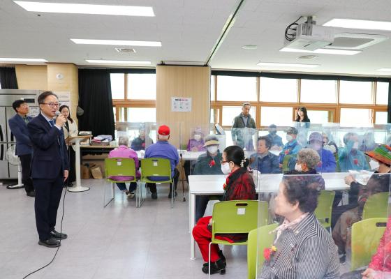 금천한내어르신복지센터 어버이날 행사 의 사진11