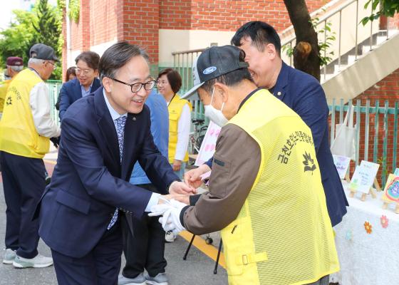 금천호암노인종합복지관 어버이날 행사 의 사진2