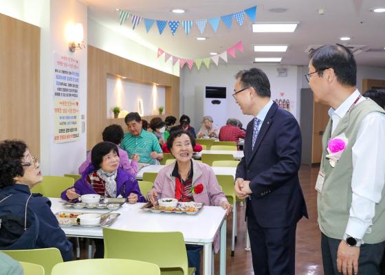 금천노인종합복지관 어버이날 행사 의 사진7