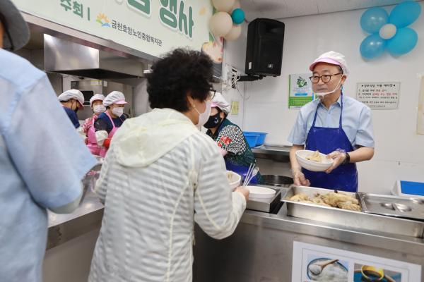 금천호암노인종합복지관 초복맞이 삼계탕 나눔행사 의 사진