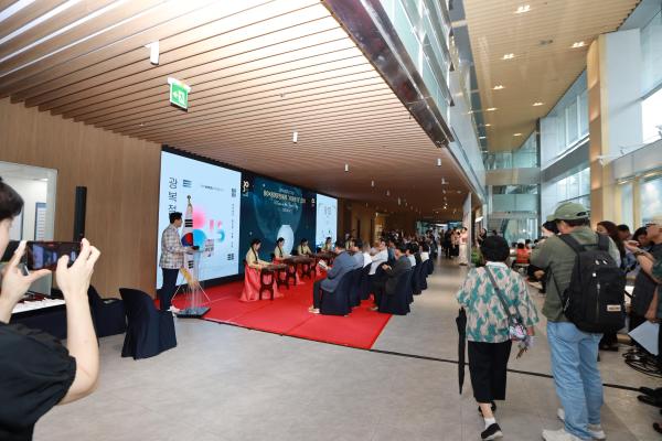 광복 80주년 기념 80X80 달항아리 기증식 의 사진2