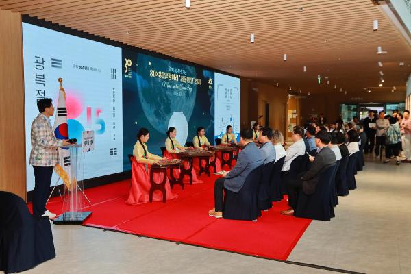 광복 80주년 기념 80X80 달항아리 기증식 의 사진3