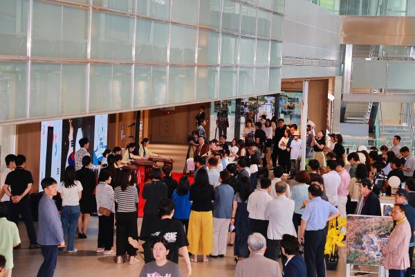 광복 80주년 기념 80X80 달항아리 기증식 의 사진4