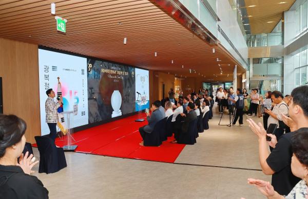 광복 80주년 기념 80X80 달항아리 기증식 의 사진6