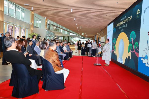 광복 80주년 기념 80X80 달항아리 기증식 의 사진10