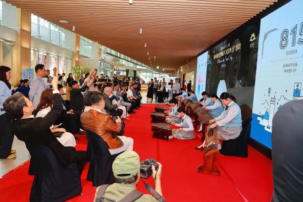 광복 80주년 기념 80X80 달항아리 기증식 의 사진29