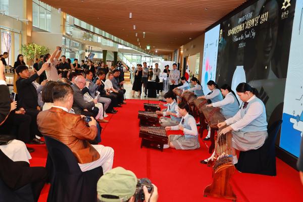 광복 80주년 기념 80X80 달항아리 기증식 의 사진30