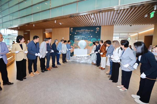 광복 80주년 기념 80X80 달항아리 기증식 의 사진38