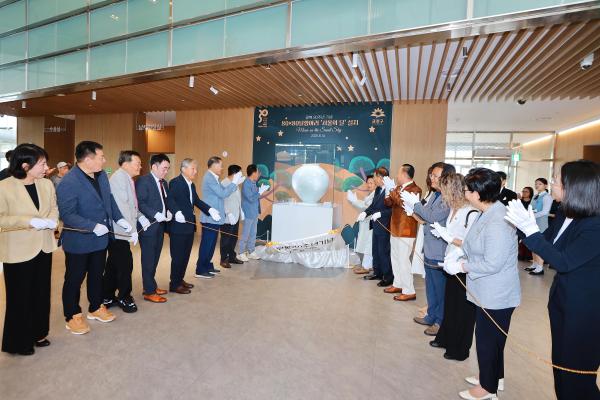 광복 80주년 기념 80X80 달항아리 기증식 의 사진39