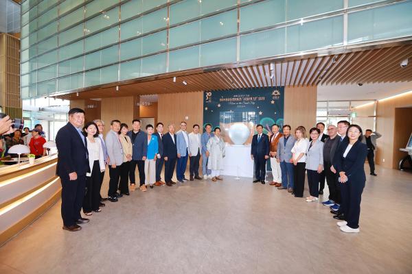 광복 80주년 기념 80X80 달항아리 기증식 의 사진41