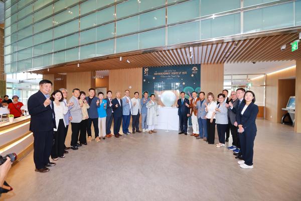 광복 80주년 기념 80X80 달항아리 기증식 의 사진43