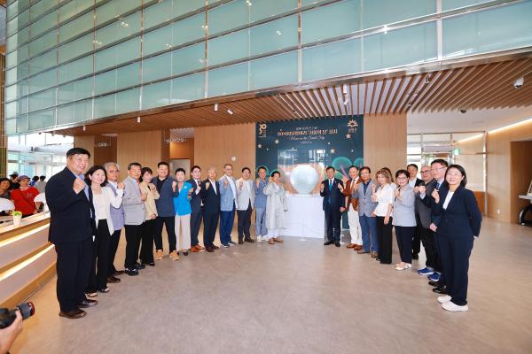 광복 80주년 기념 80X80 달항아리 기증식 의 사진44