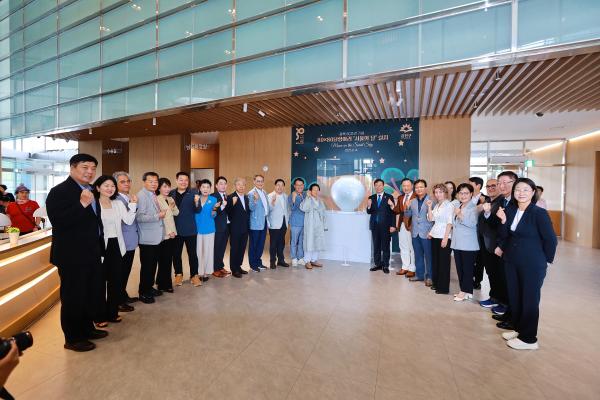 광복 80주년 기념 80X80 달항아리 기증식 의 사진45