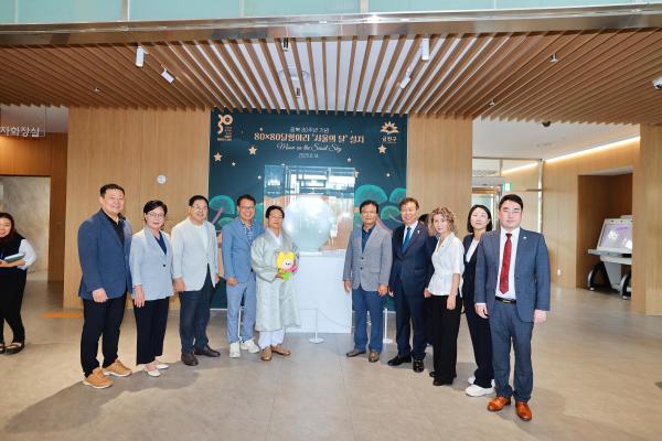 광복 80주년 기념 80X80 달항아리 기증식 의 사진47