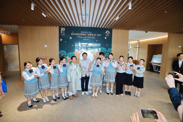 광복 80주년 기념 80X80 달항아리 기증식 의 사진50